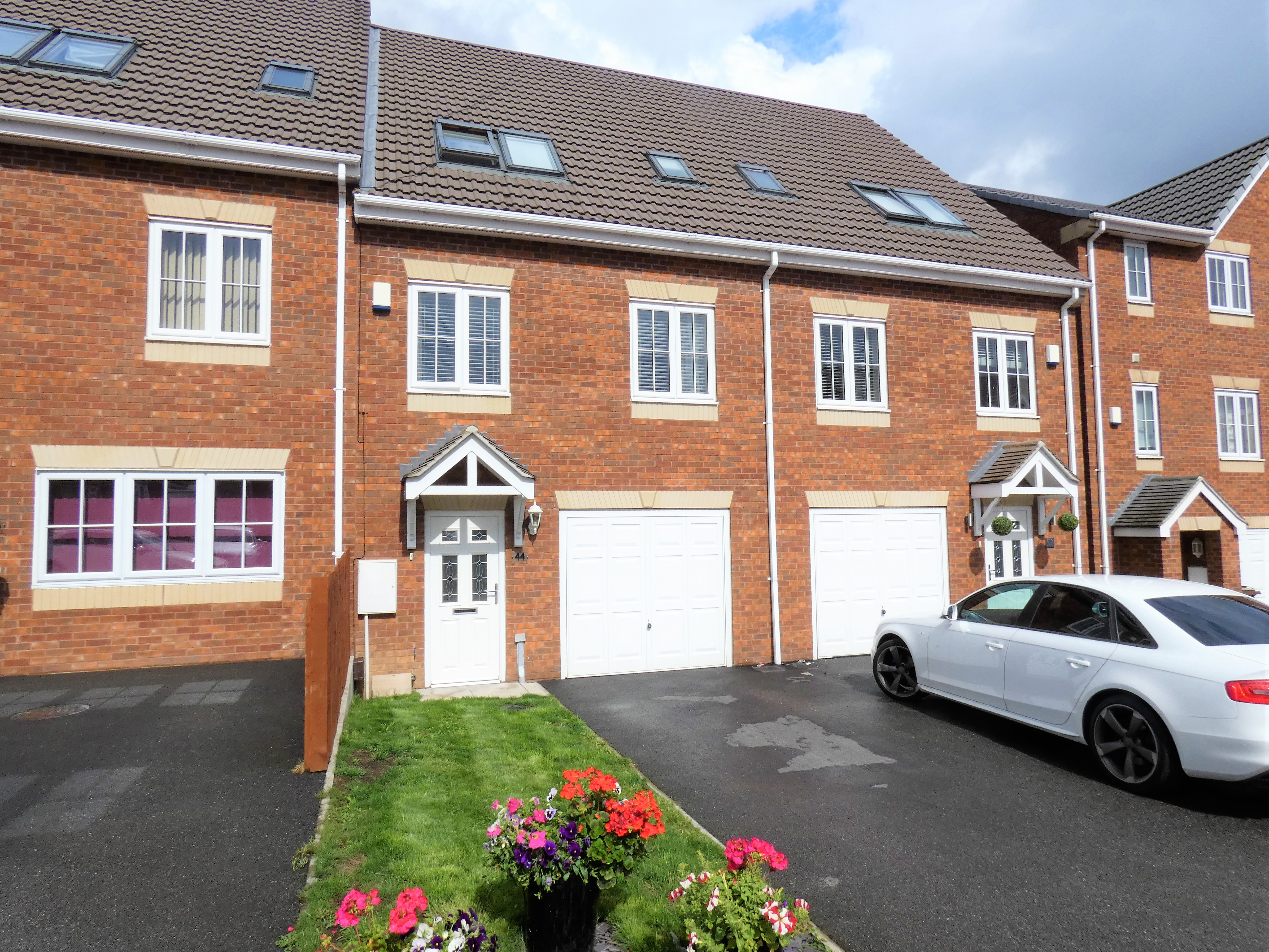 4 bedroom Terraced House Sunnydale Gardens, WF5 Property Search