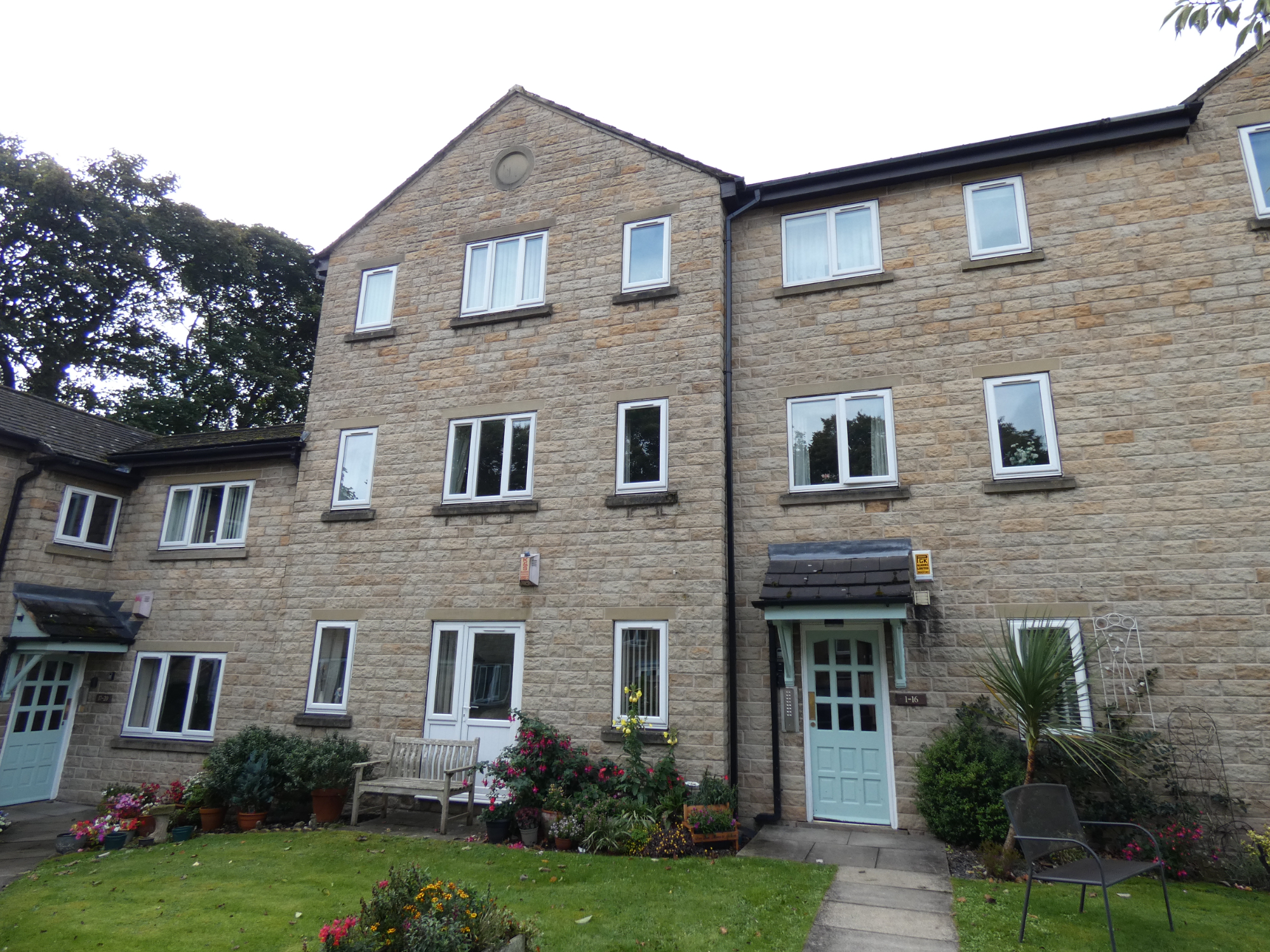 2 bedroom Flat Lawrence Court, LS28 Property Search Strike