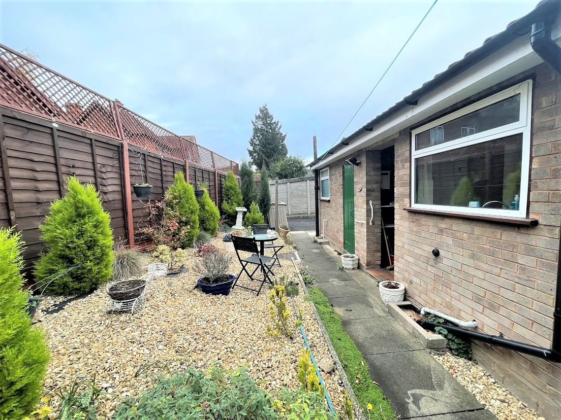 1 bedroom Bungalow Greenhill Gardens, WR11 Property Search Strike