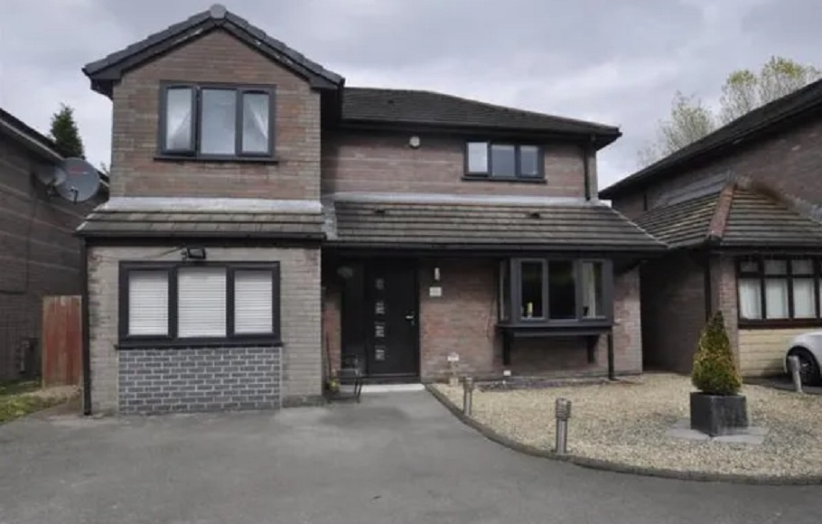 4 bedroom Detached House Foxley Close, M43 Property Search Strike