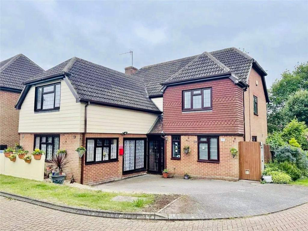 6 bedroom Detached House Weald Close, SO31 Property Search Strike