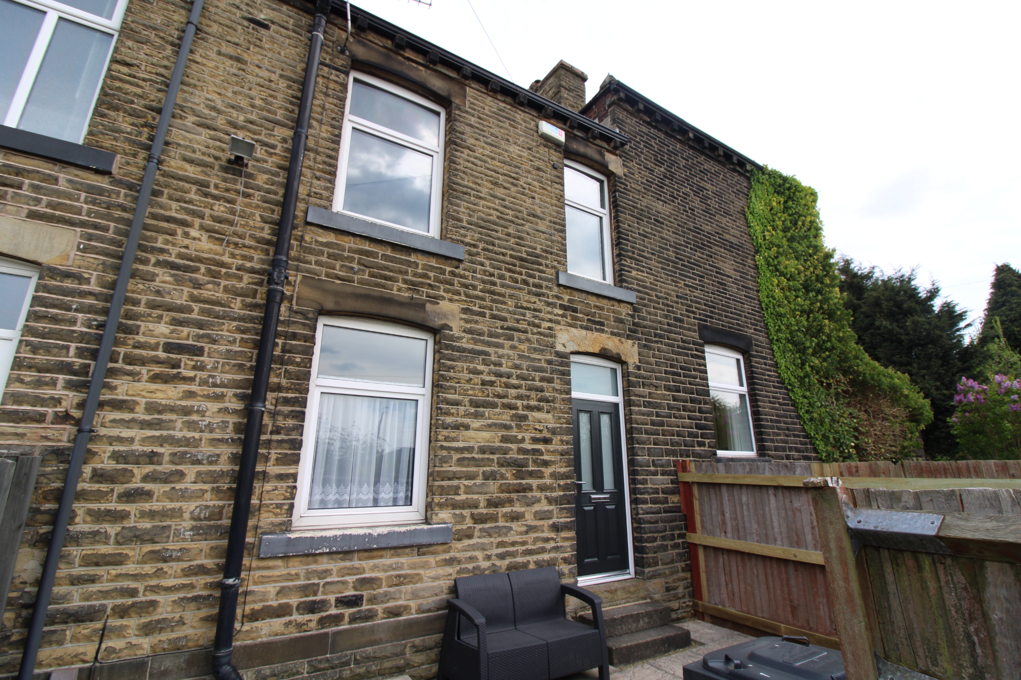 2 bedroom Terraced House Tichbourne Stret, Staincliffe, WF17