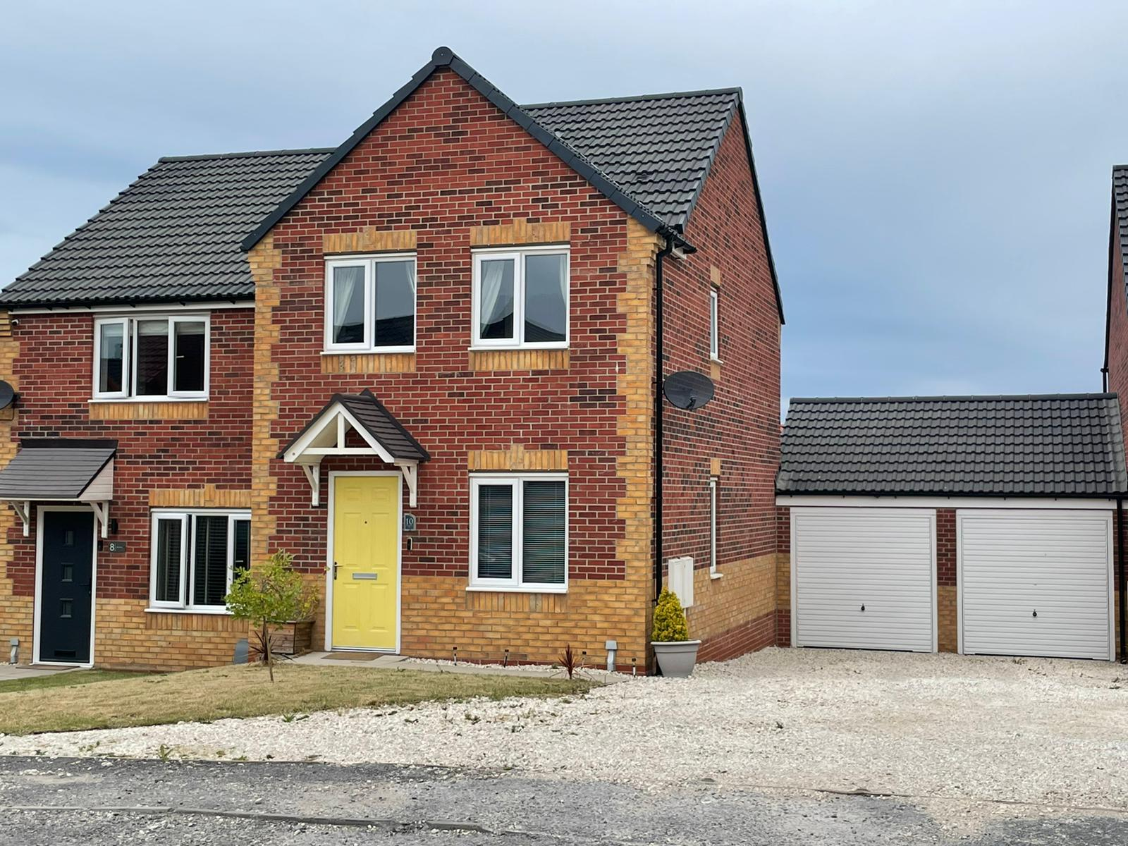 3 bedroom Semidetached House Masefield Way, S42 Property Search