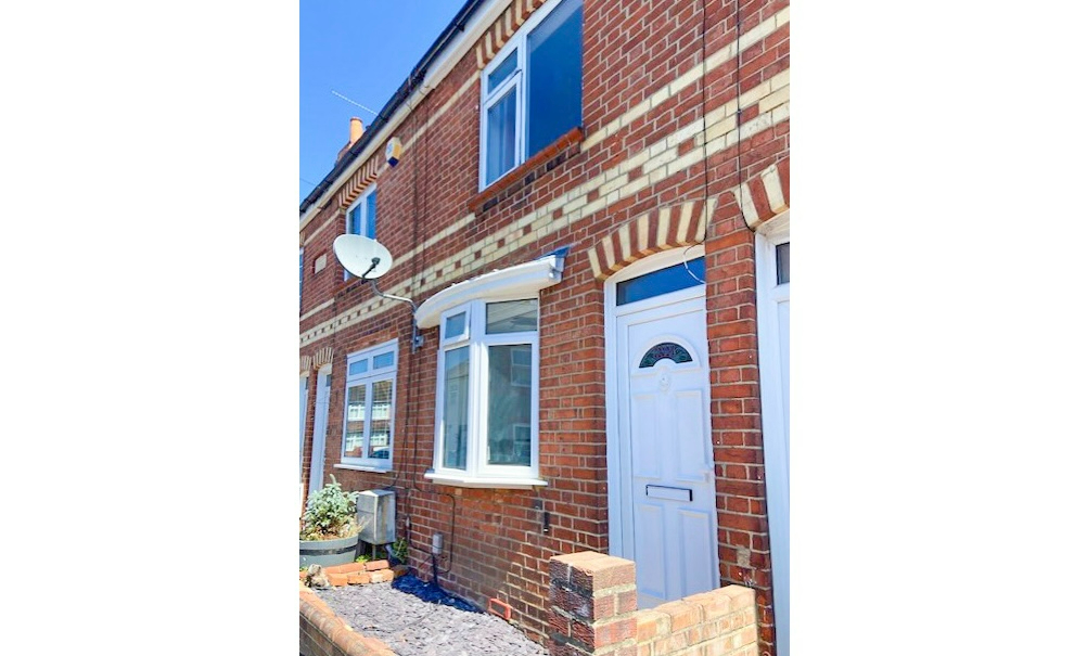 2 bedroom Terraced House Wykeham Road, RG6 Property Search Strike