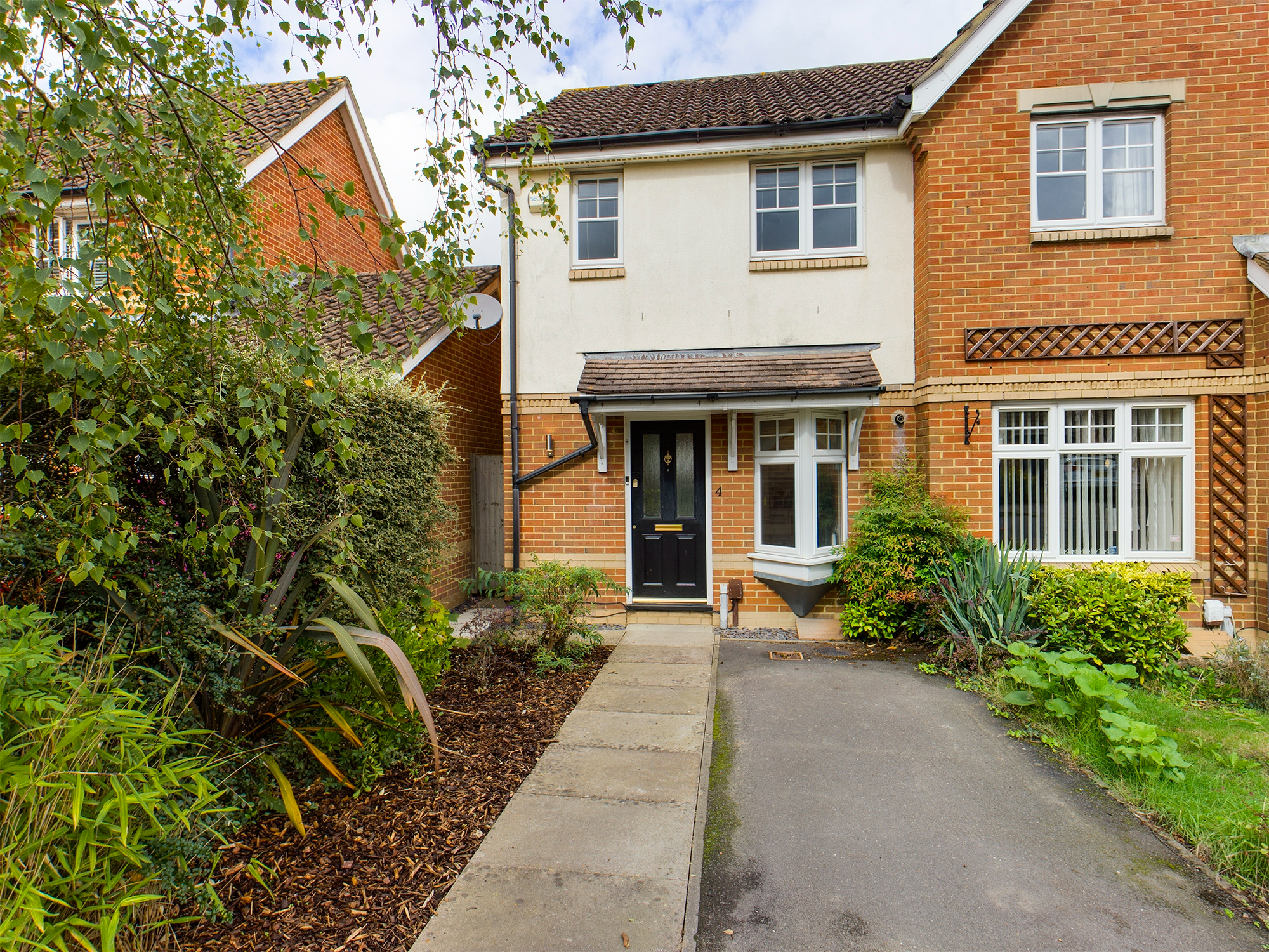 2 bedroom Semidetached House Cloverfields, RH6 Property Search