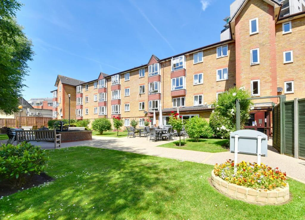 1 bedroom Flat Kingsway, N12 Property Search Strike