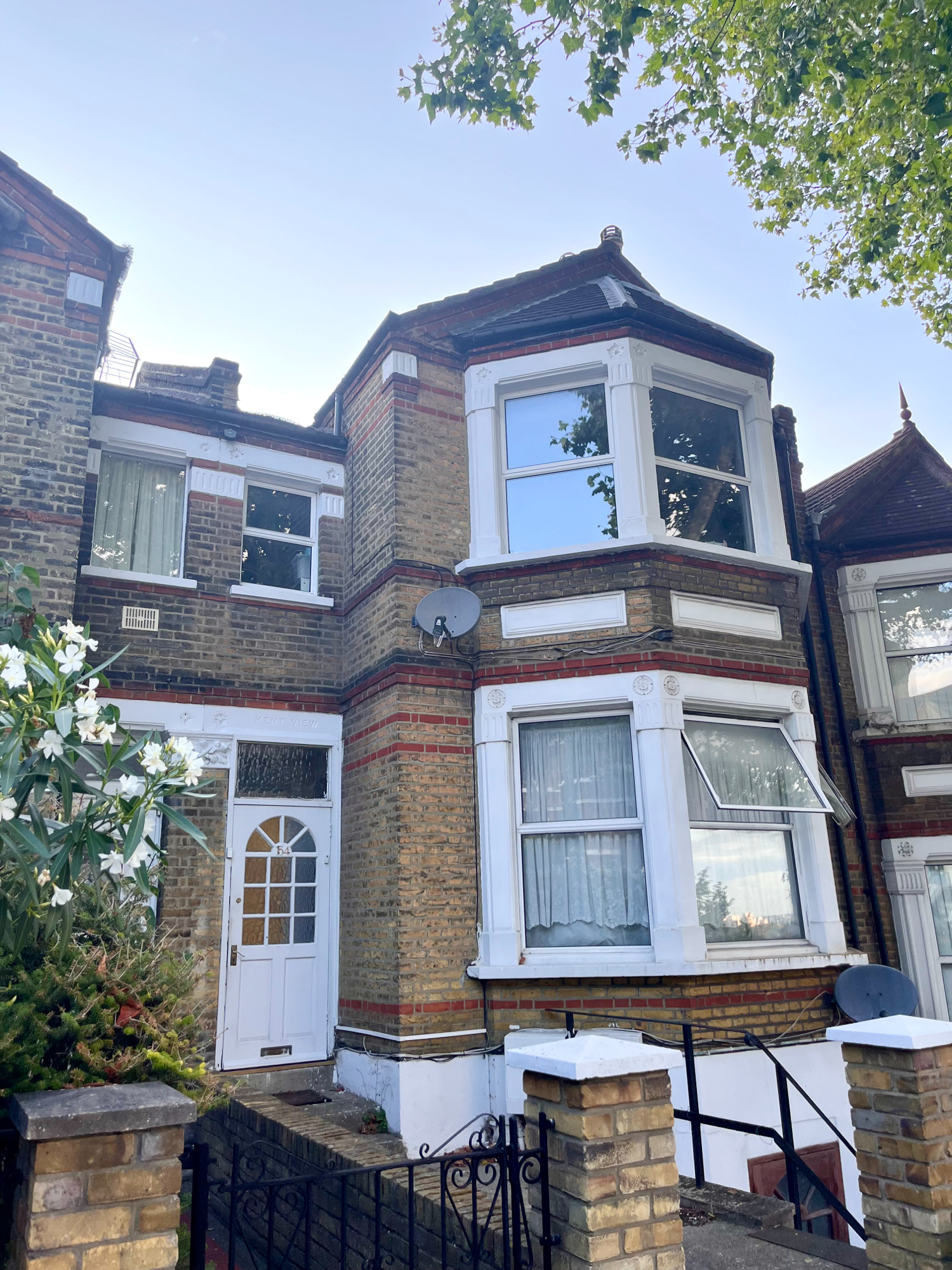 2 bedroom Flat Griffin Road, SE18 Property Search Strike