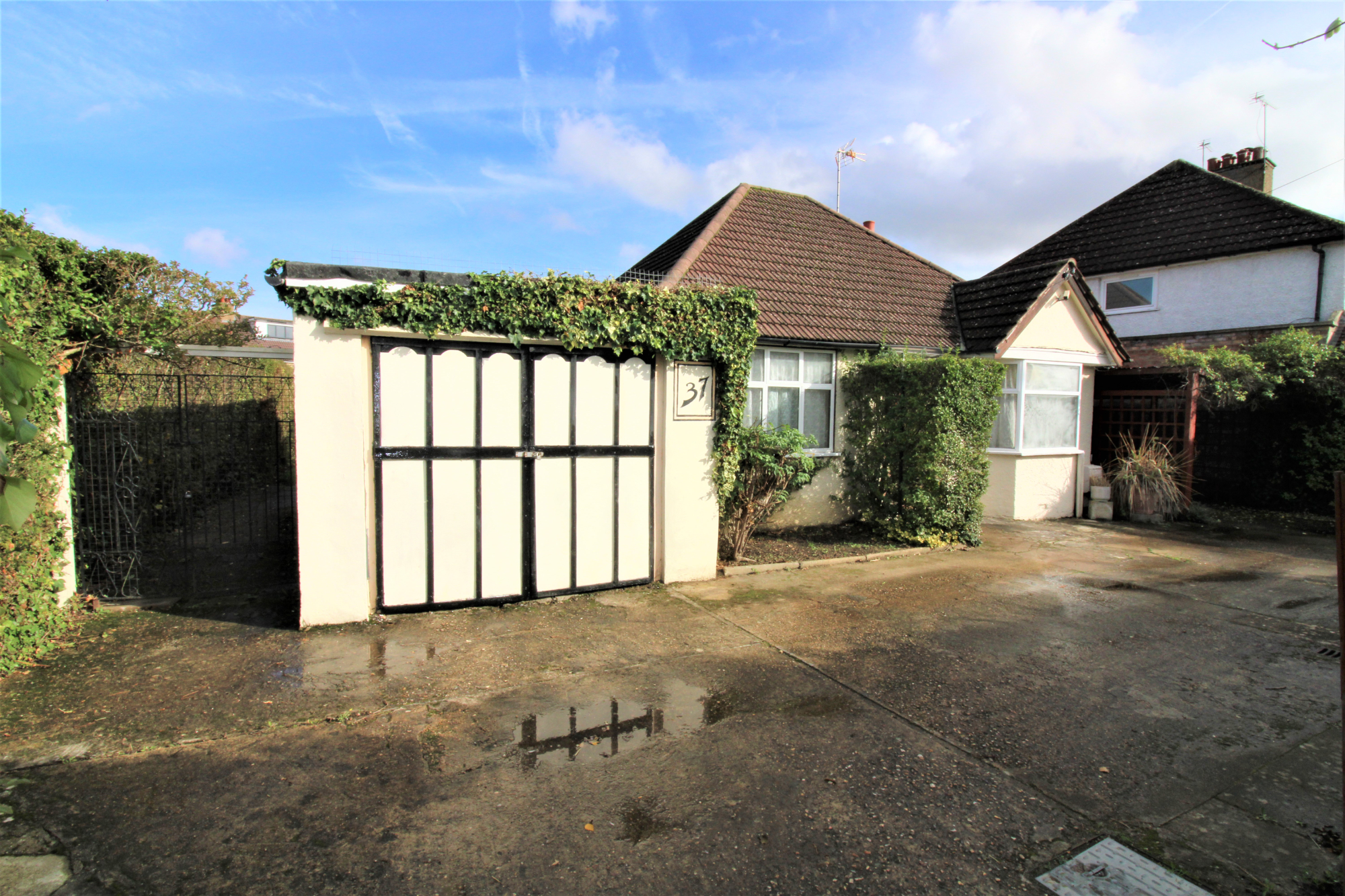 3 bedroom Bungalow Burston Drive, AL2 Property Search Strike
