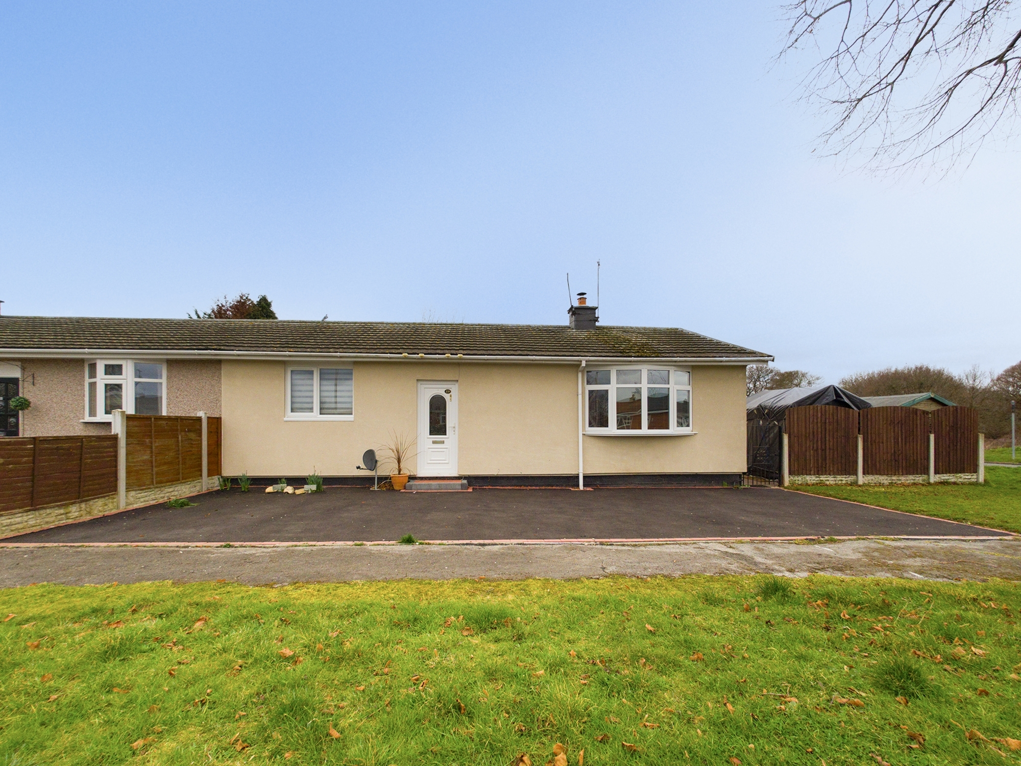 3 bedroom Semidetached House Hillside Drive, CH66 Property Search