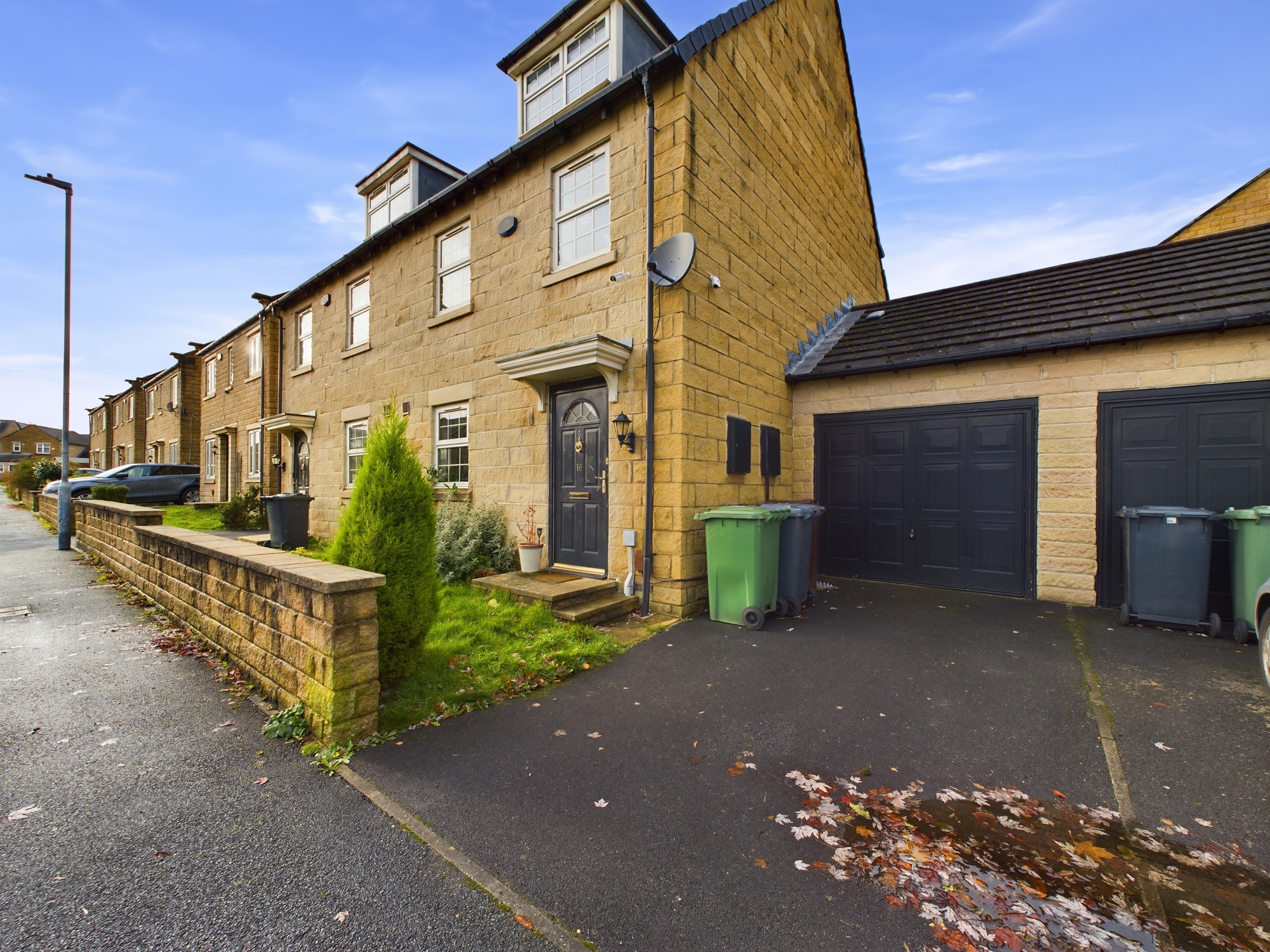 3 bedroom Semidetached House Robin Hood Road, HD2 Property Search Strike
