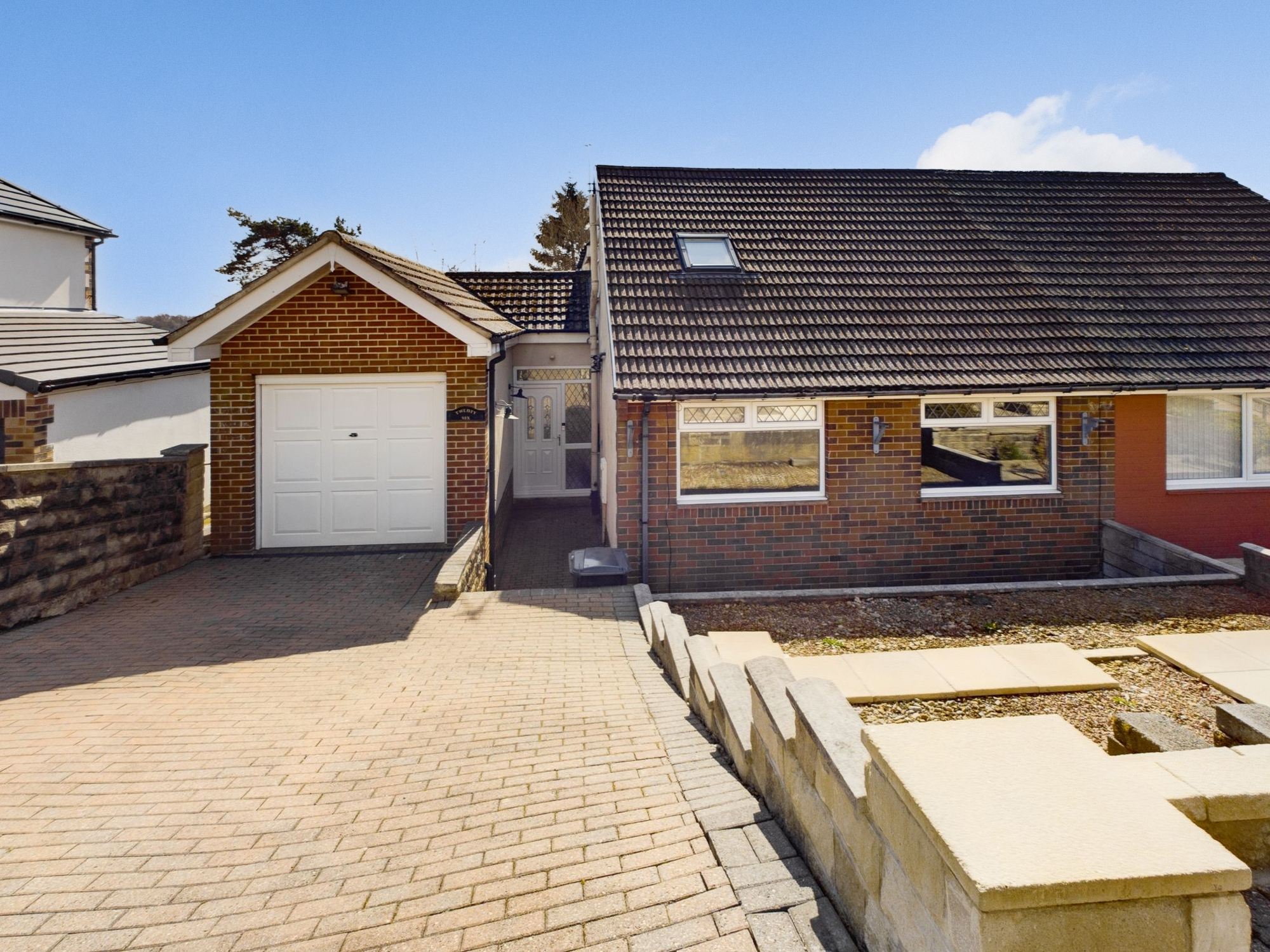 4 bedroom Semidetached House Hill View Gardens, HX3 Property