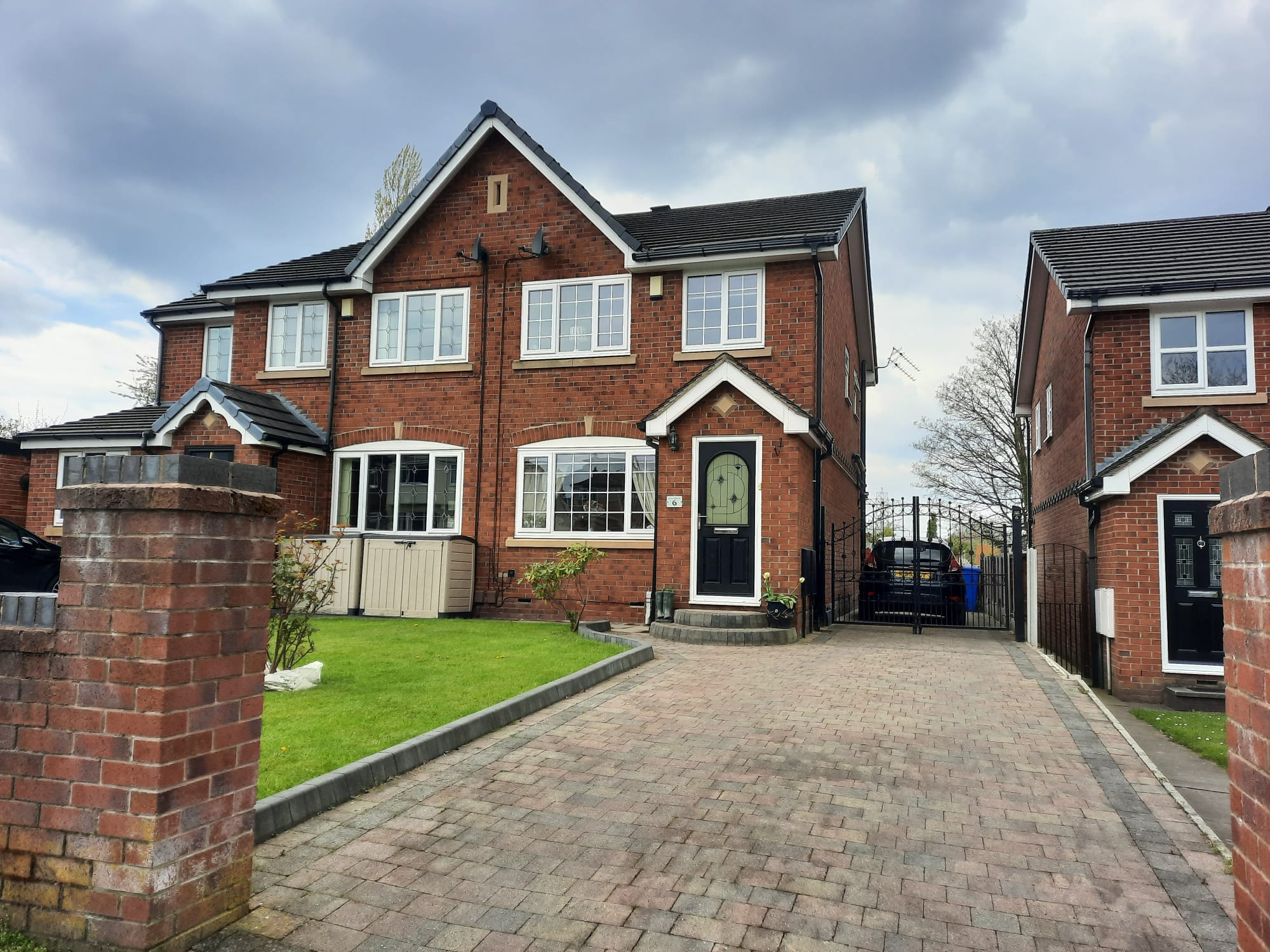 3 bedroom Semidetached House Clockhouse Avenue, M43 Property