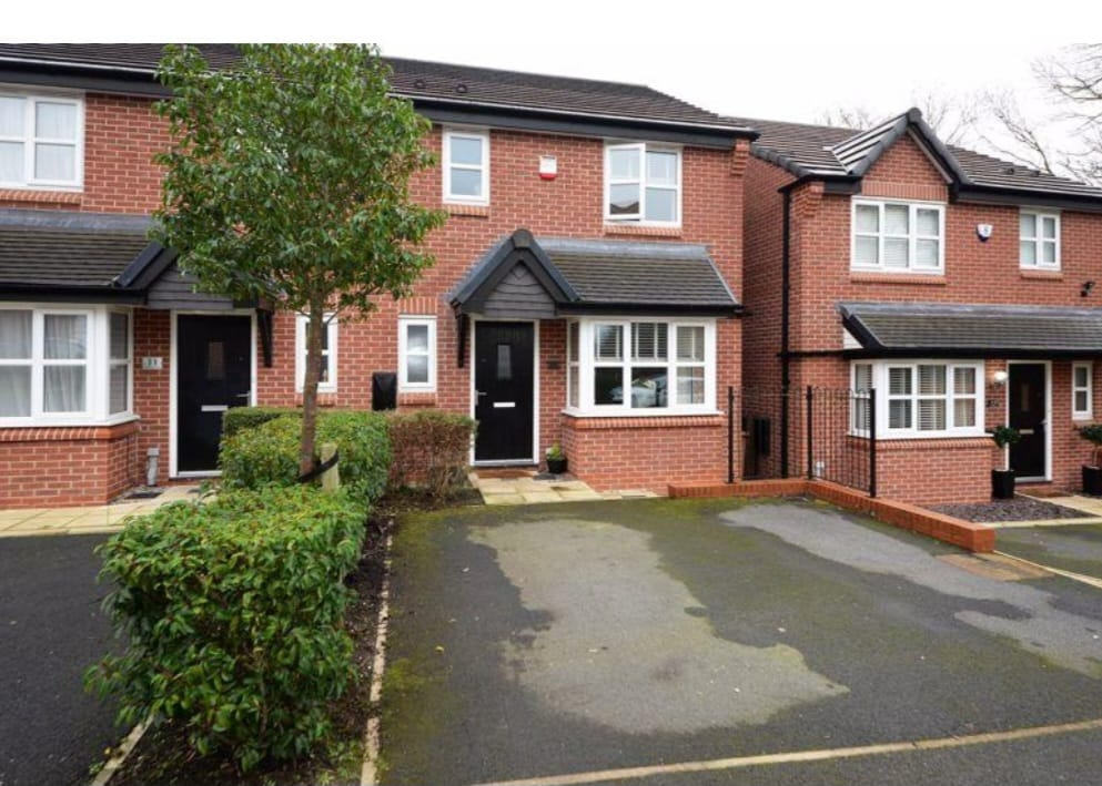 3 bedroom Semidetached House Peak Forest Close, SK14 Property