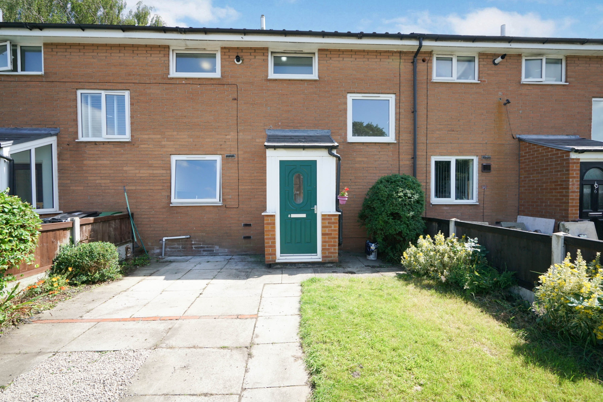 2 bedroom Terraced House Kempton Avenue, M33 Property Search Strike