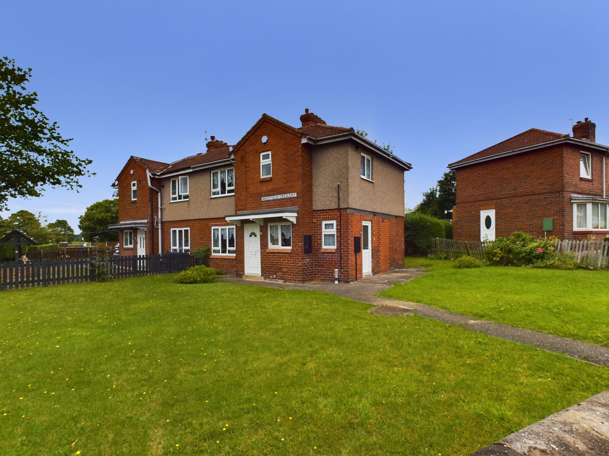 3 bedroom Semidetached House Westfield Crescent, S63 Property
