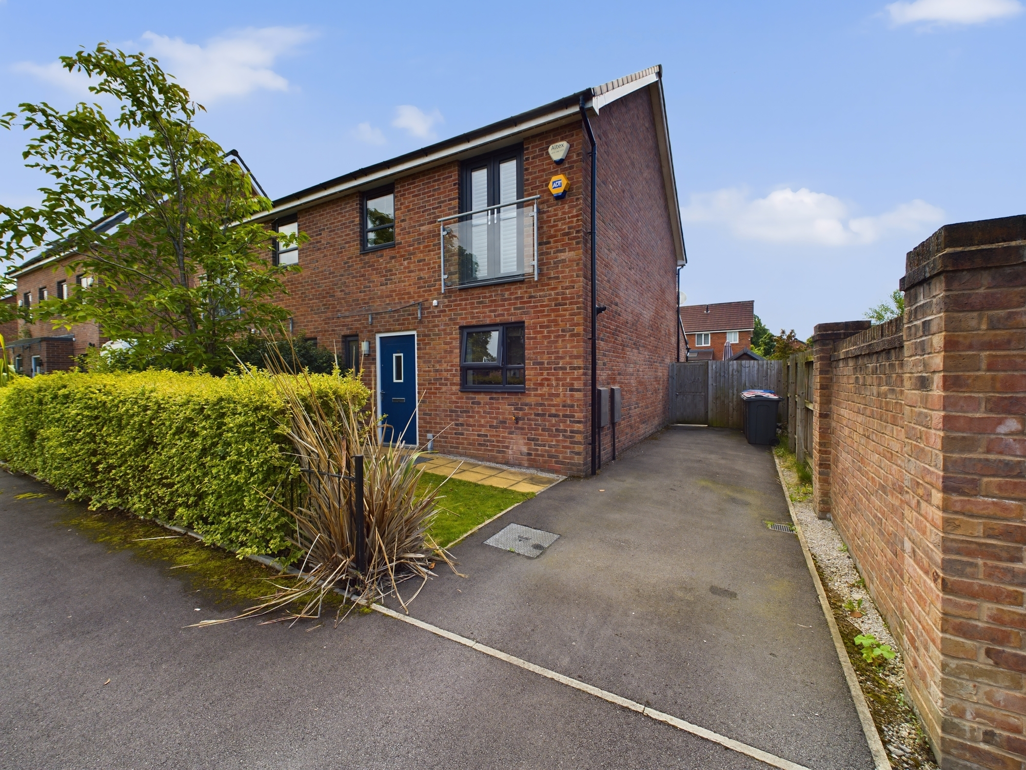 3 bedroom Semidetached House Cowslip Close, M7 Property Search