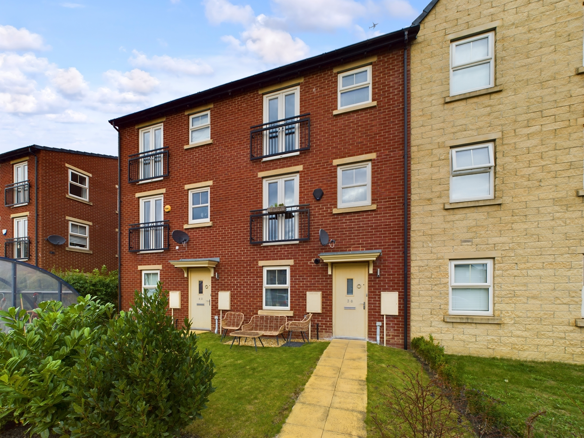 2 bedroom Terraced House Holts Crest Way, LS12 Property Search Strike