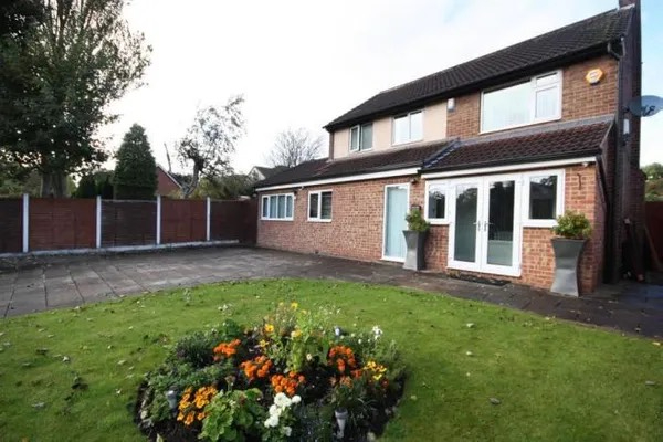 4 bedroom Detached House Rockwood Road, LS28 Property Search Strike