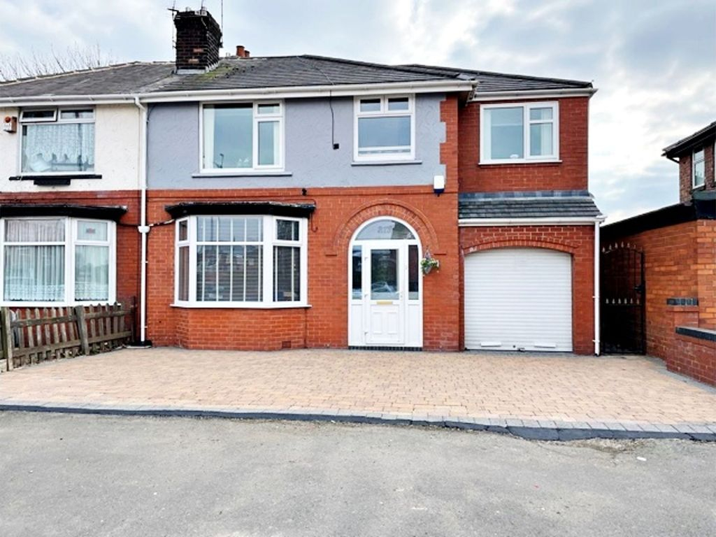 4 bedroom Semidetached House Hollinwood Avenue, M40 Property
