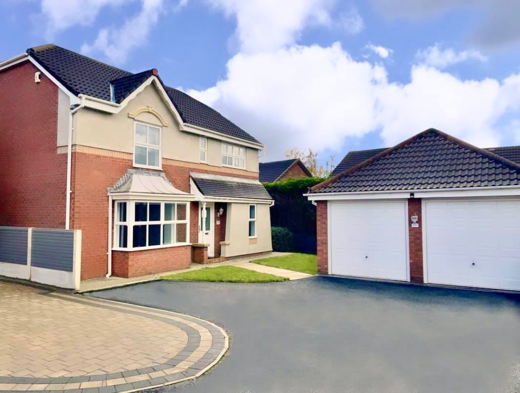 4 bedroom Detached House Radbourne Grove Ladybridge Gardens, BL3