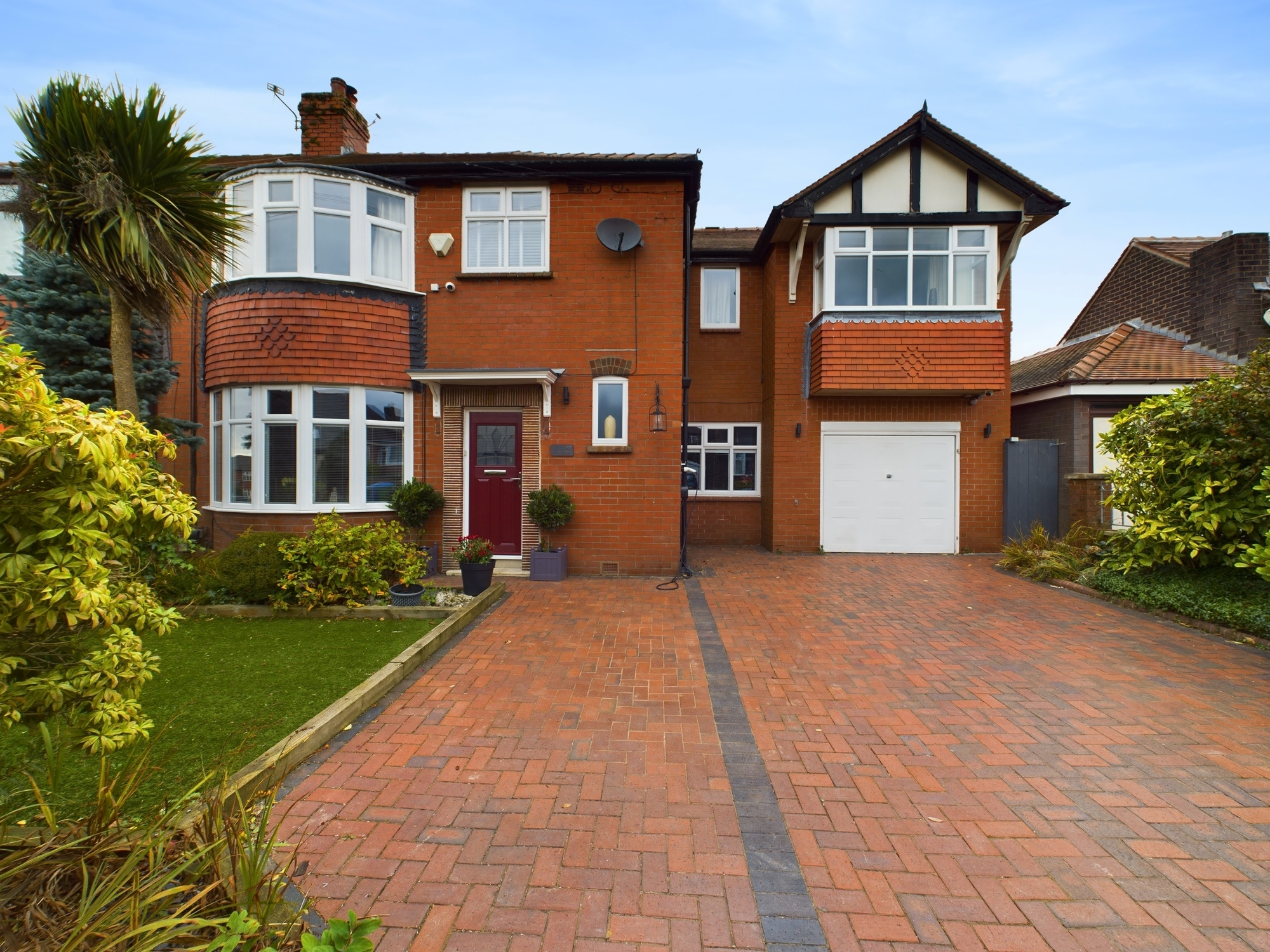 4 bedroom Semidetached House Cliftonville Road, Thornham, OL16