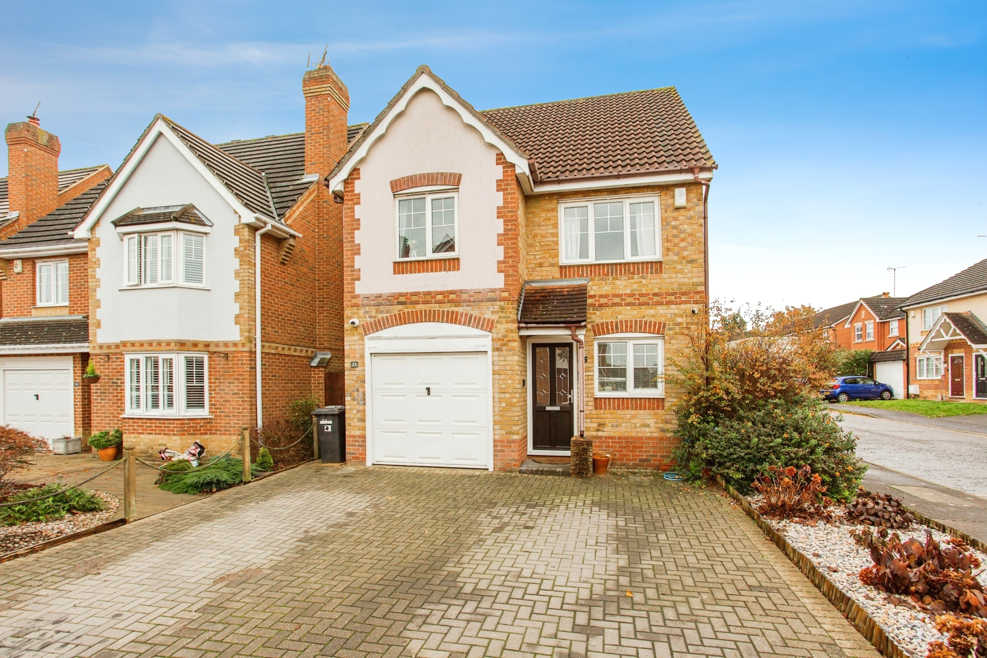 3 bedroom Detached House Peregrine Gardens, SS6 Property Search